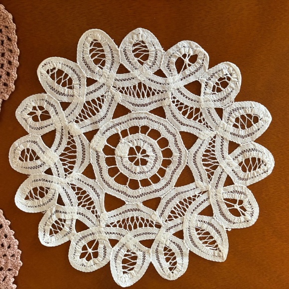 Lot of SIX Lace/Crochet Doilies Table Covers, Mats, Coasters, Protectors - Picture 5 of 7